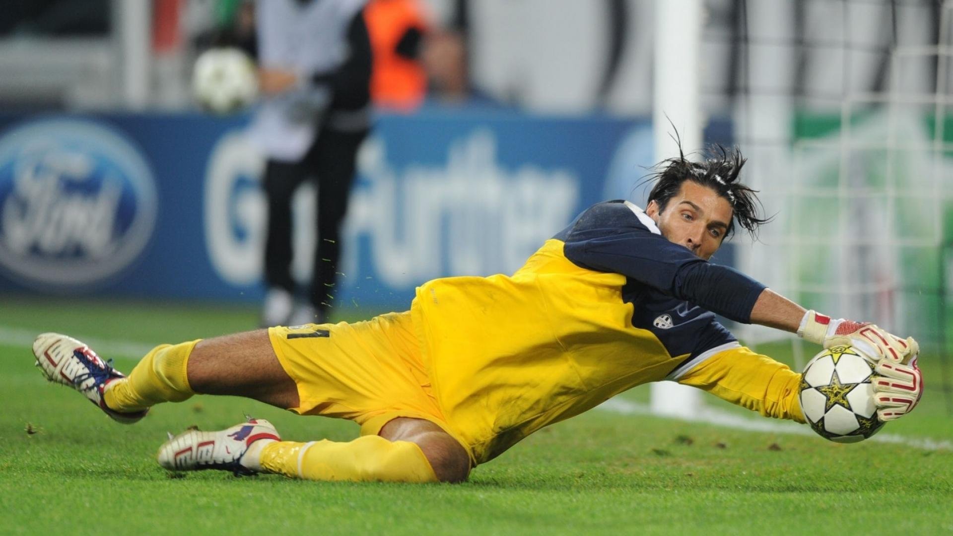 双线惊艳，Uzi绝杀闪耀赛场，尤文图斯未来可期